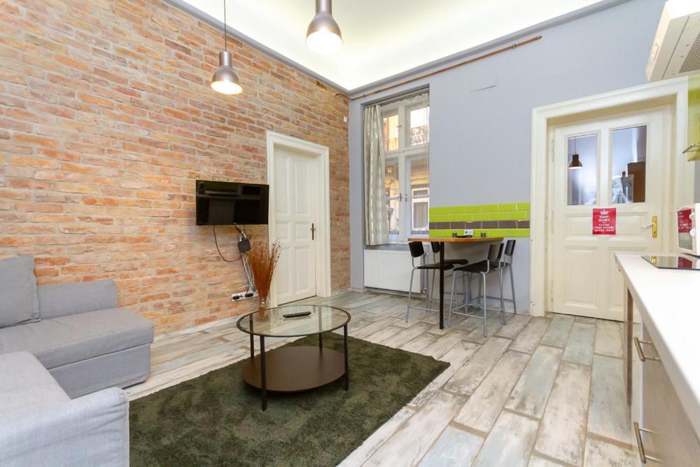 Danube Side Oasis W 2bdr In A Pedestrial Street Apartment